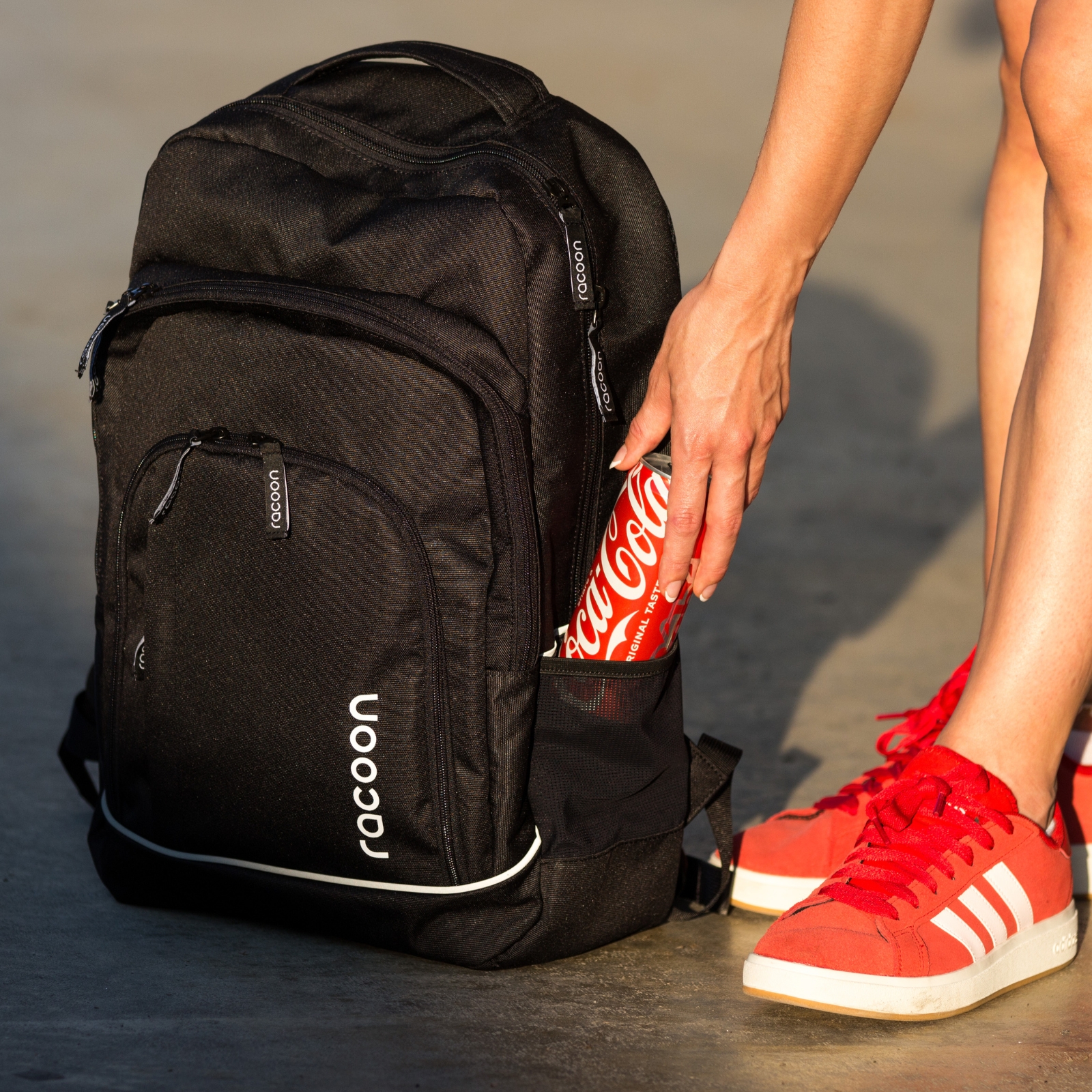 Schuh, Tasche, Rucksack, Sneaker, Person