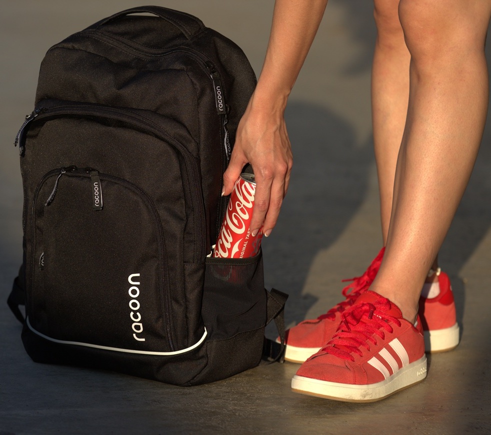 Schuh, Rucksack, Tasche, Sneaker, Person